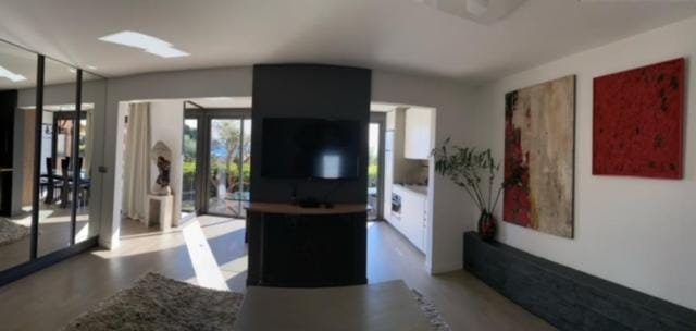 Appartement avec grand jardin et vue mer dans l'une des meilleures résidences avec piscine au cœur du village emblématique Saint-Jean-Cap-Ferrat Apartment in Saint-Jean-Cap-Ferrat