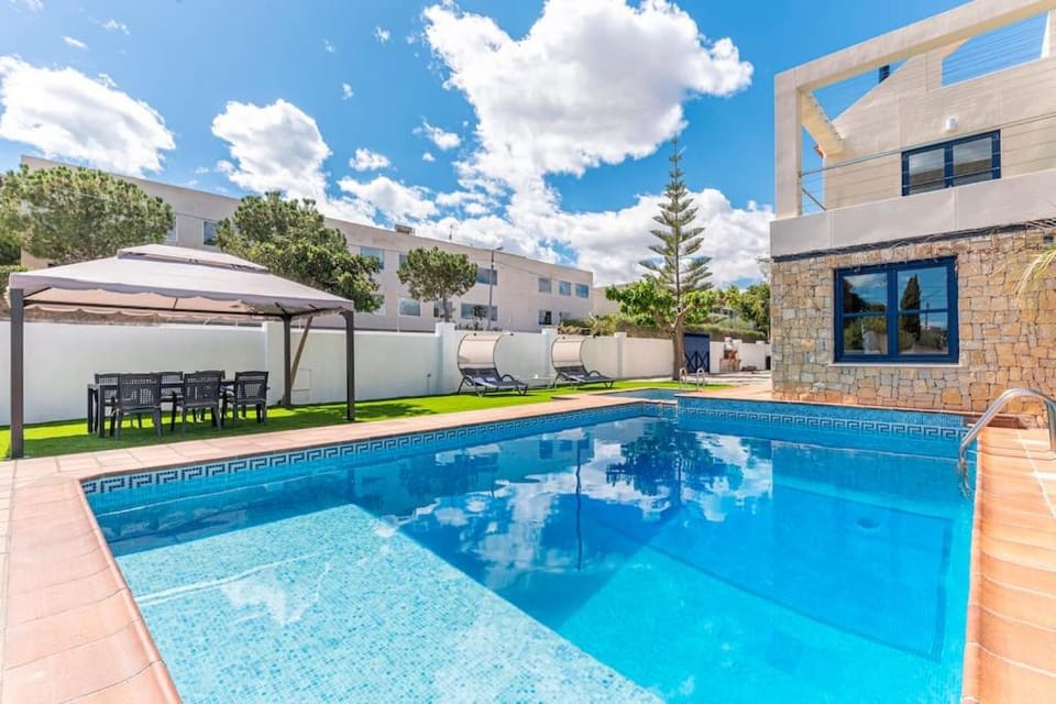 Pool view, Swimming pool, sunbed