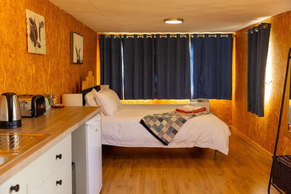 Kitchen or kitchenette, Bedroom, hair dresser