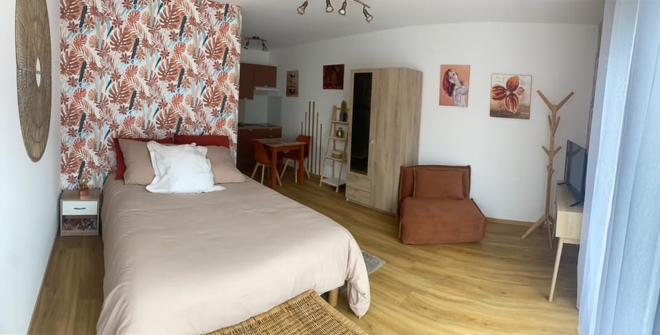 Bed, Photo of the whole room, wardrobe