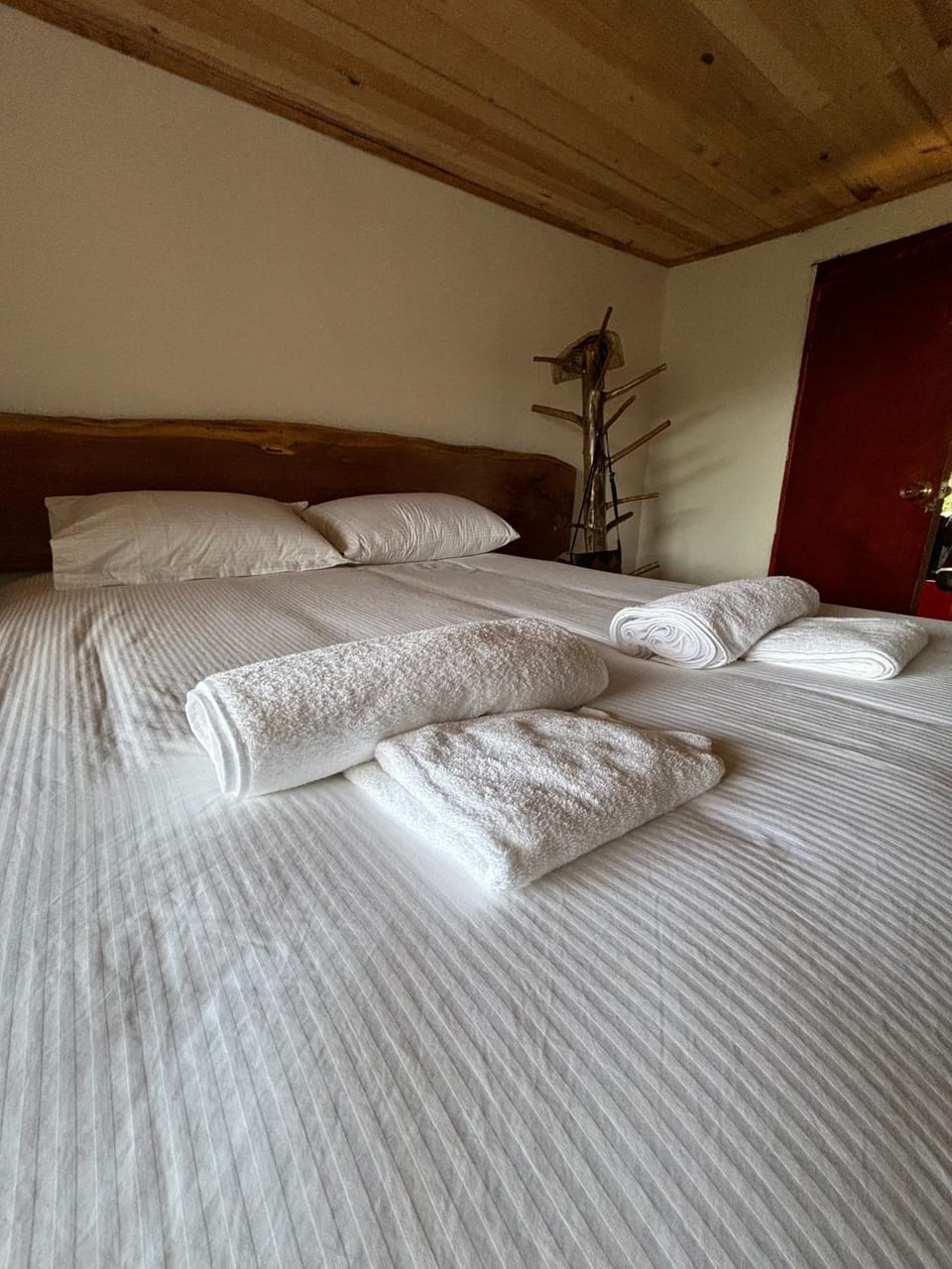 Bed, Bedroom, towels