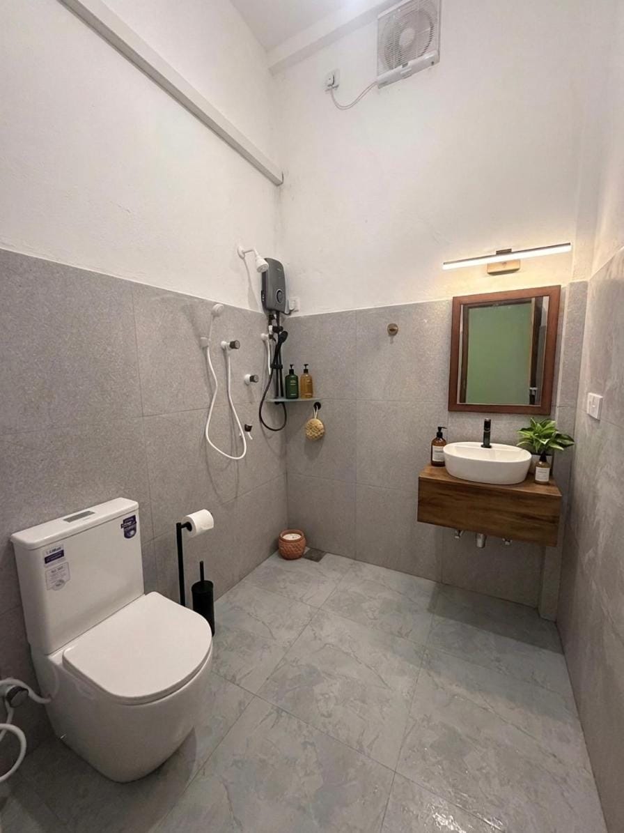Shower, Toilet