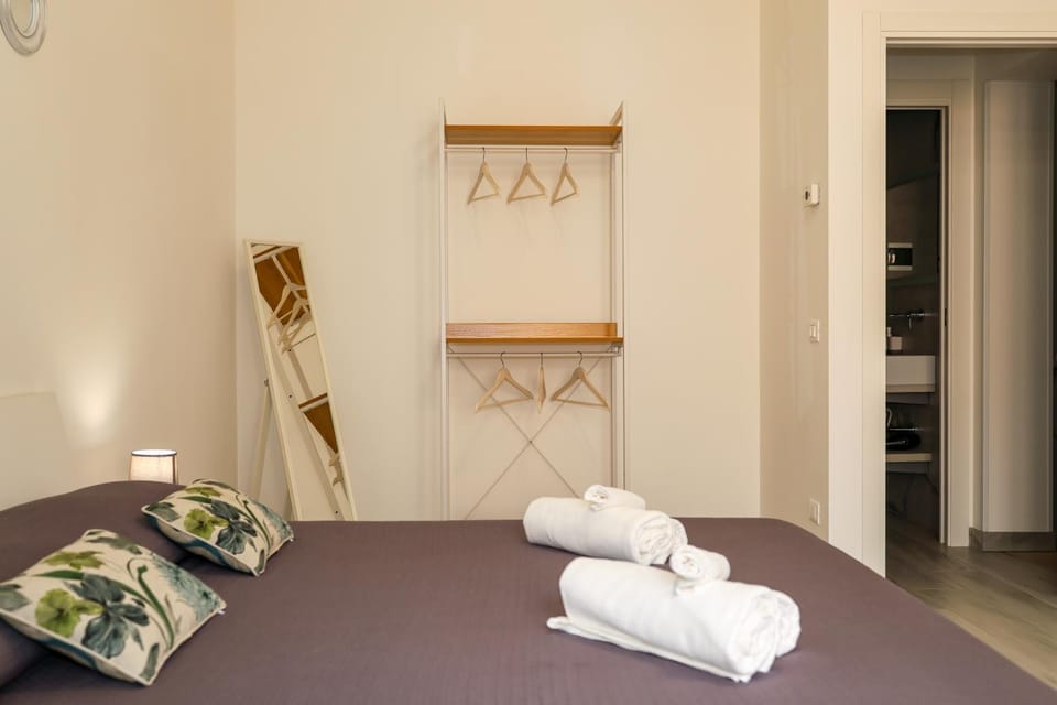 Bed, Photo of the whole room, Bedroom, towels