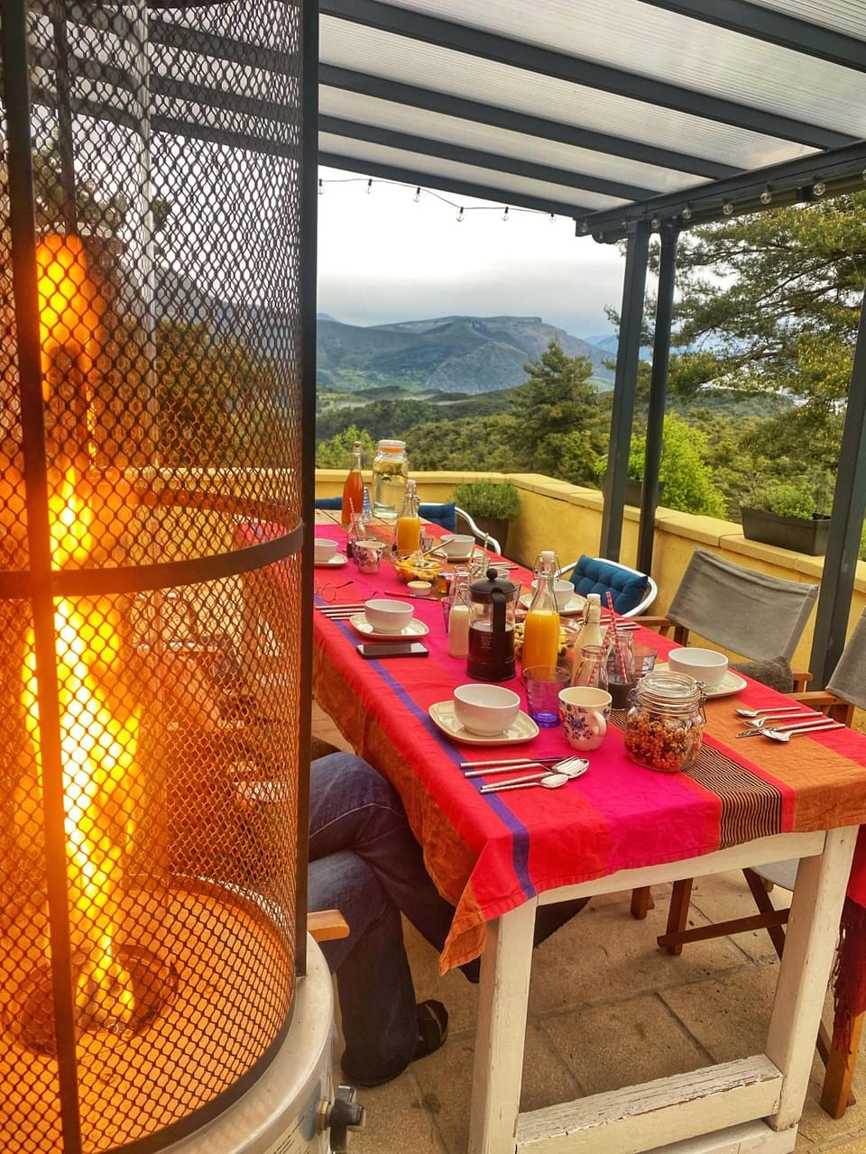 Patio, Day, Natural landscape, BBQ facilities, View (from property/room), Balcony/Terrace, Food and drinks, Seating area, Dining area, Food, Mountain view