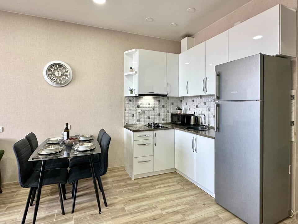 Kitchen or kitchenette, Dining area, stove