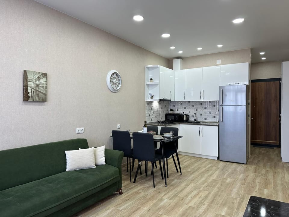 Kitchen or kitchenette, Living room, Seating area, Dining area