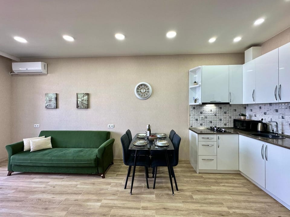 Kitchen or kitchenette, Living room, Seating area, Dining area, stove, air conditioner