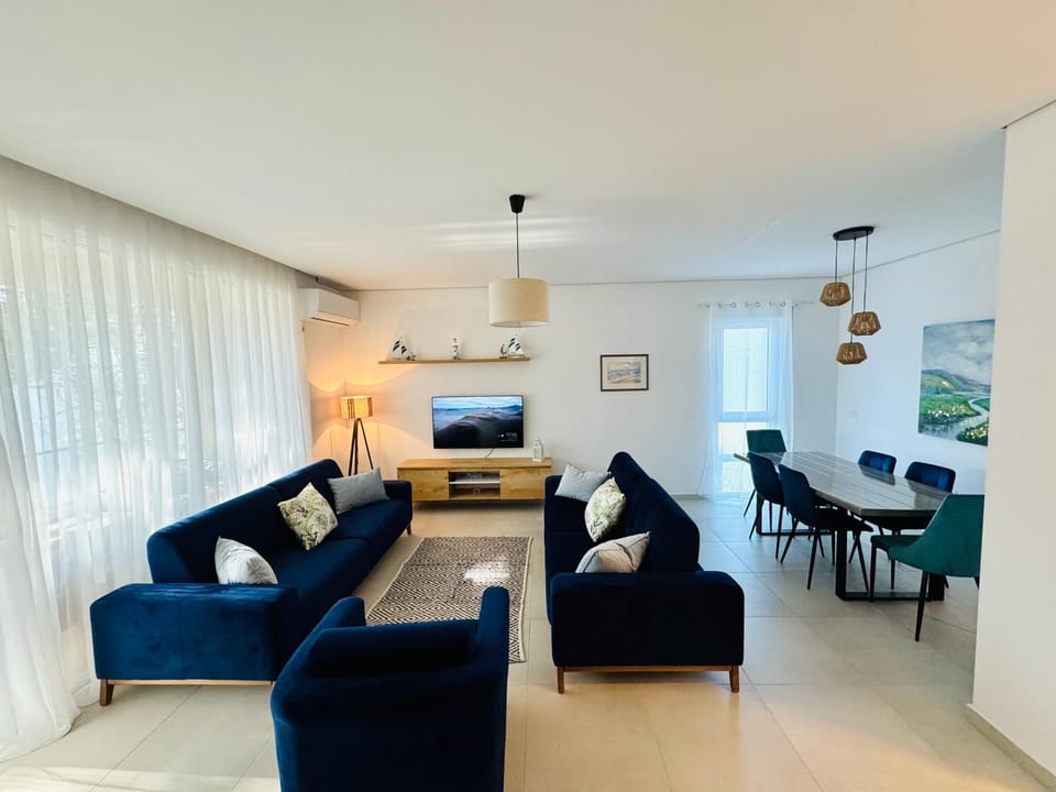 Photo of the whole room, Seating area