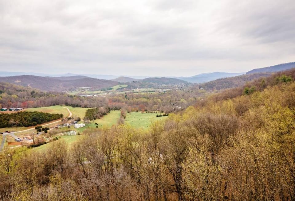 Balk Oasis MountainViews Rustic HotTub House in Shenandoah Valley