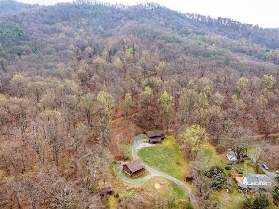 Balk Oasis MountainViews Rustic HotTub House in Shenandoah Valley