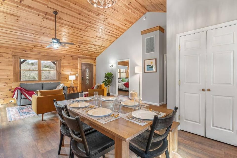 Balk Oasis MountainViews Rustic HotTub House in Shenandoah Valley