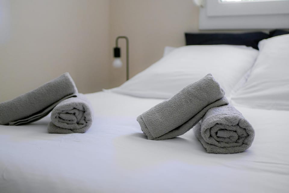 Bed, Bedroom, towels