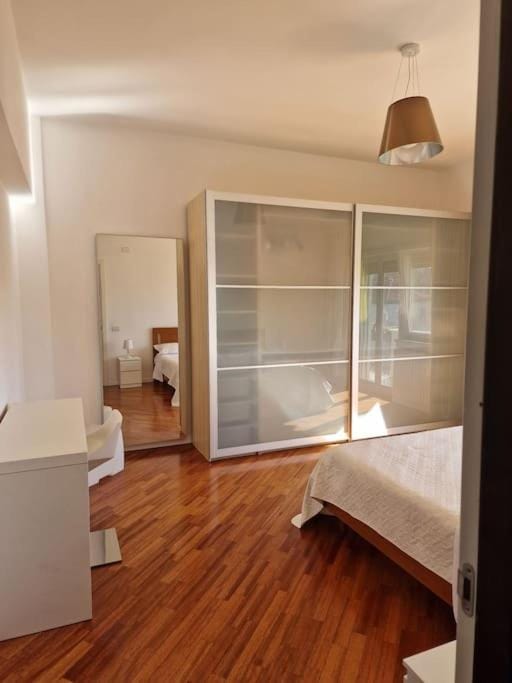 Photo of the whole room, Bedroom, wardrobe