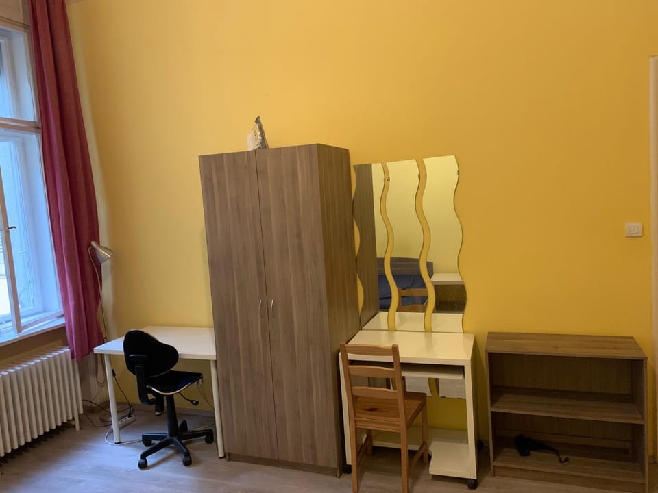 hair dresser, internet, wardrobe