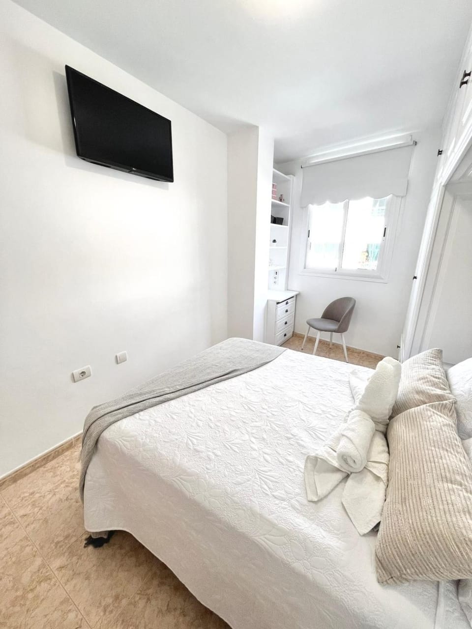 Bed, TV and multimedia, Bedroom