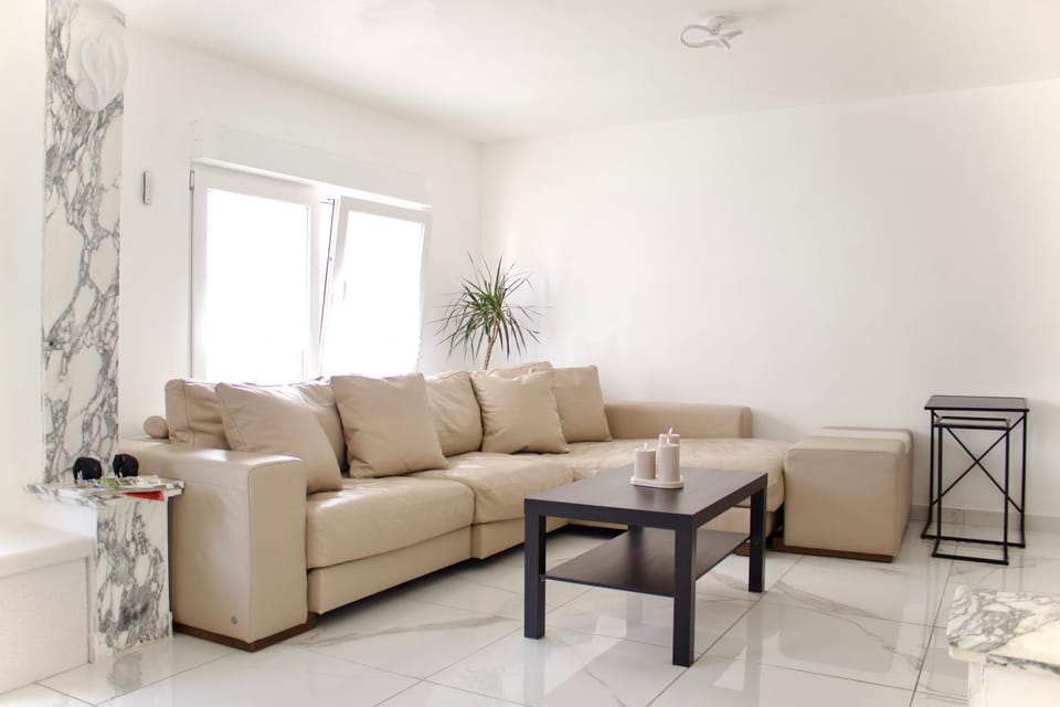 Communal lounge/ TV room, Living room, Seating area