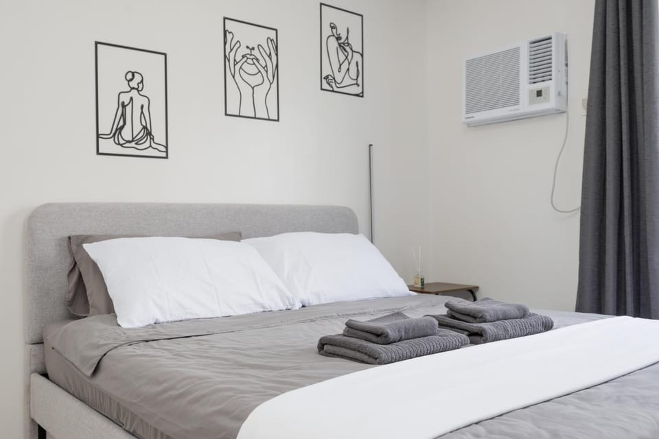 Bed, Bedroom, towels