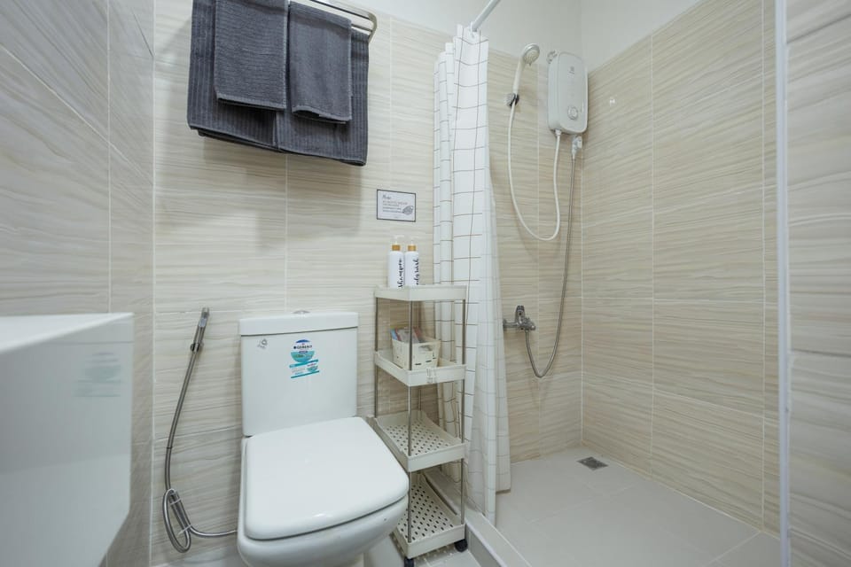 Shower, Toilet