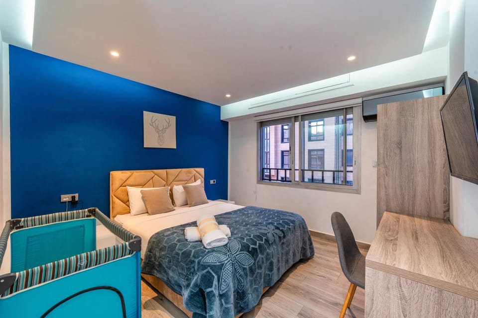 Bed, Photo of the whole room, Decorative detail, Decorative detail, Bedroom, air conditioner