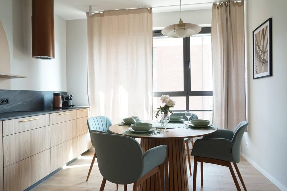 Kitchen or kitchenette, Dining area