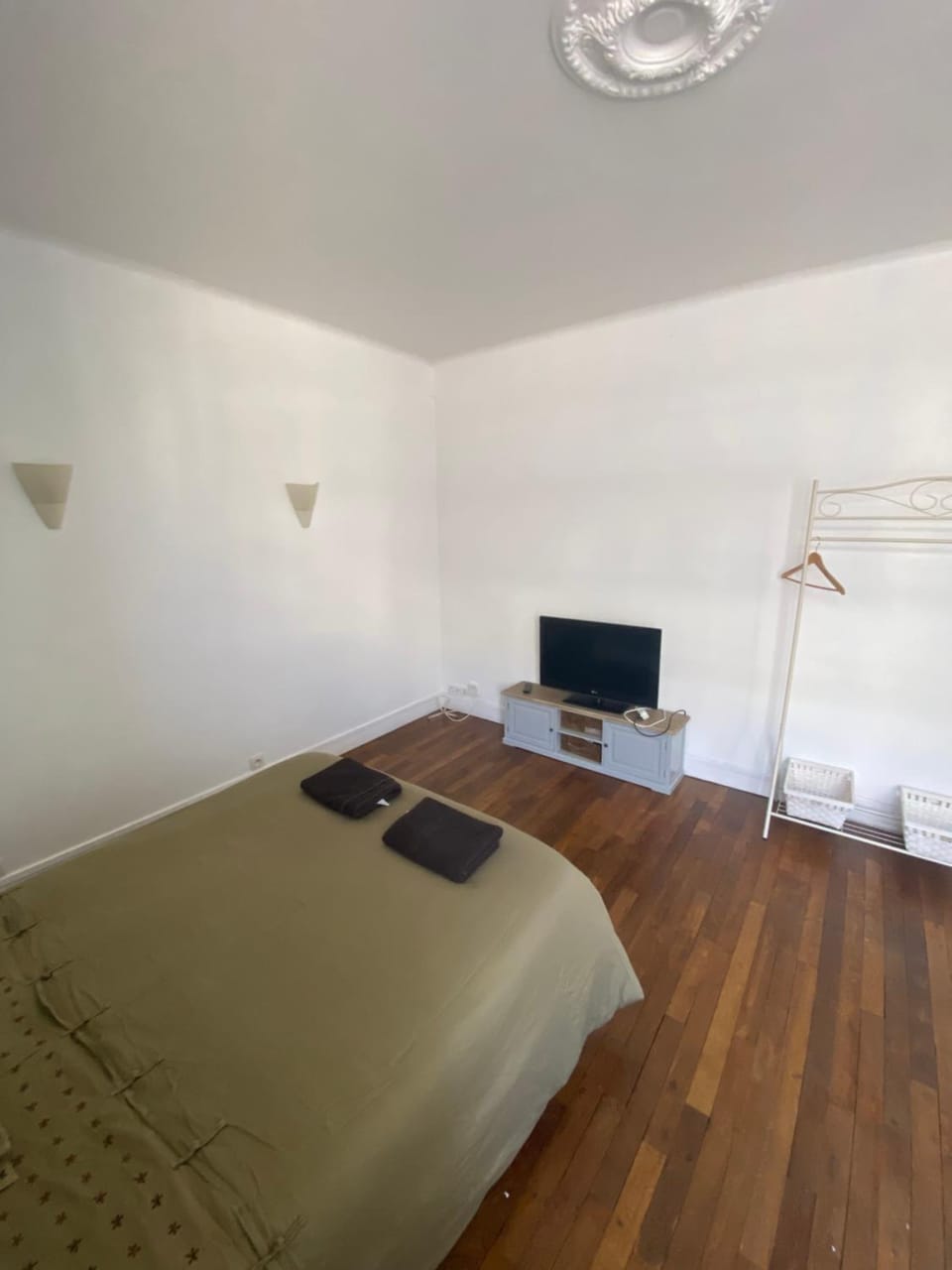 Bed, TV and multimedia, Photo of the whole room, Bedroom, towels