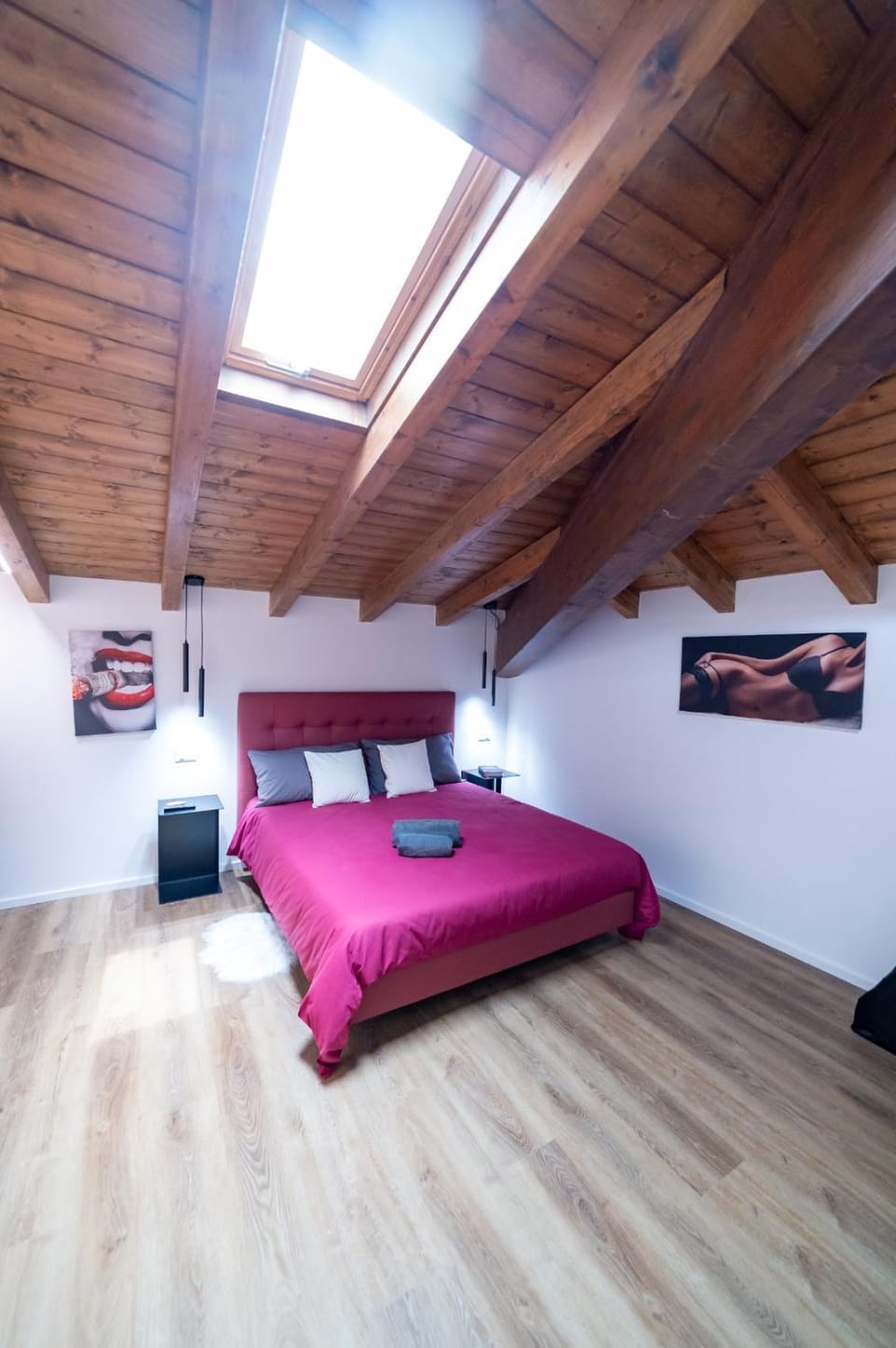 Bed, TV and multimedia, Bedroom