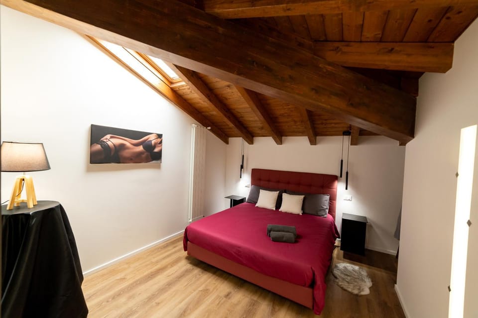 Bed, TV and multimedia, Bedroom