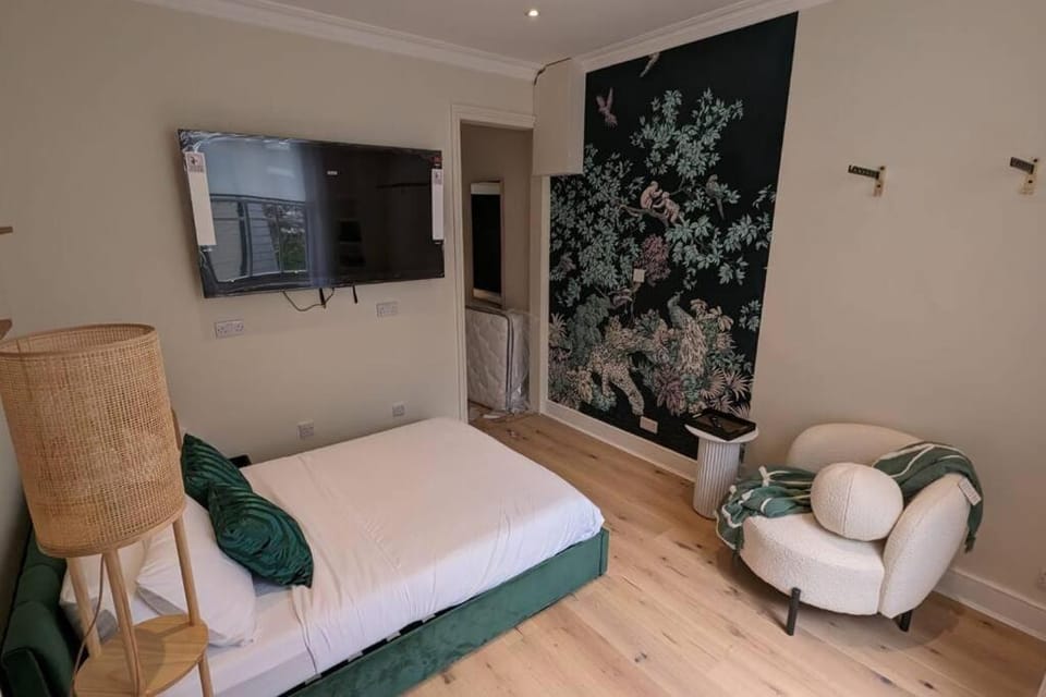 Brand new!Sip of the Leopard–Soothing Junior Suite Apartment in City of Westminster