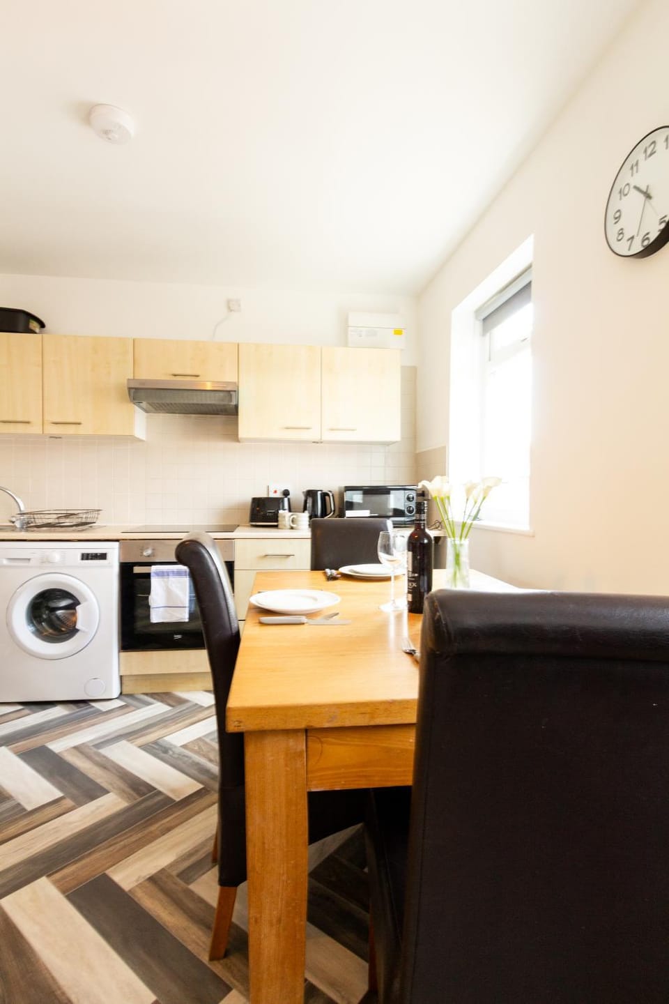 Kitchen or kitchenette, Dining area