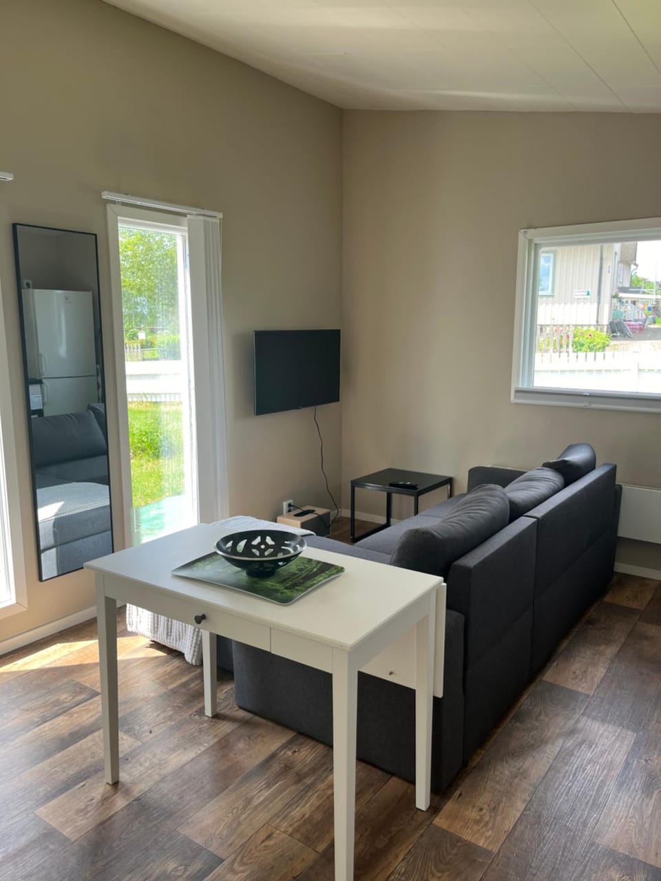 Bed, TV and multimedia, Living room, Seating area