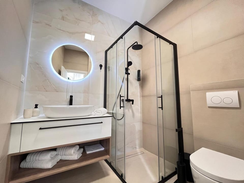 Shower, Toilet, Bathroom, towels
