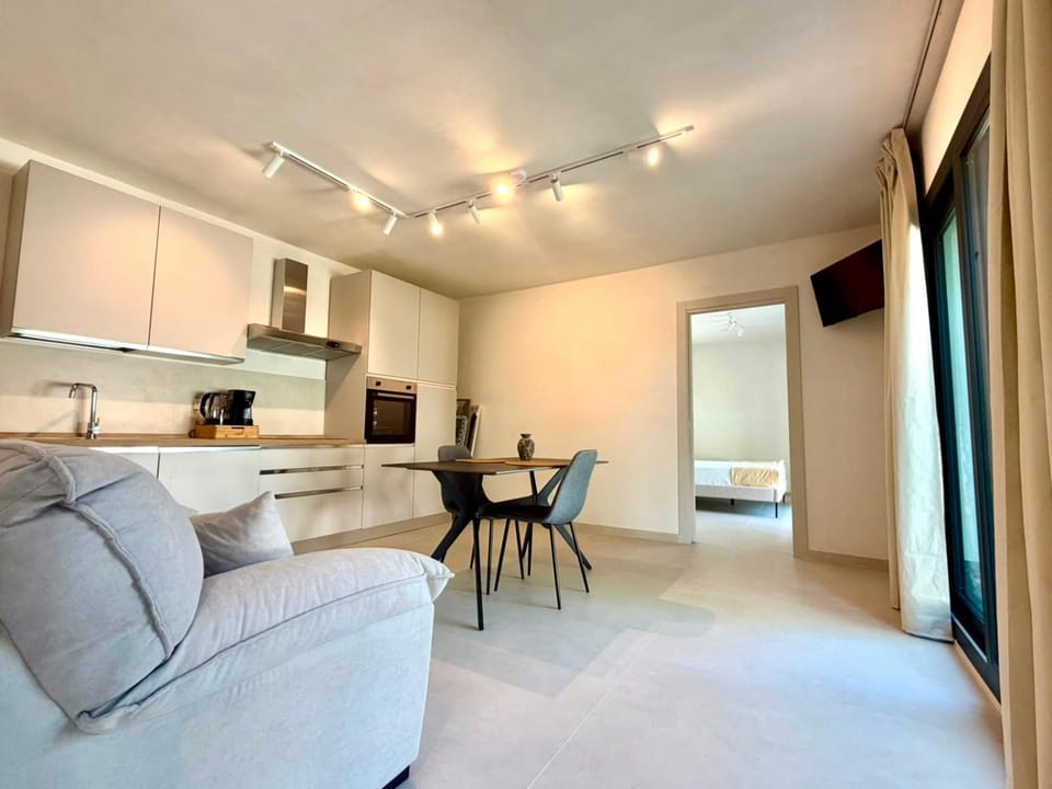 TV and multimedia, Kitchen or kitchenette, Seating area, Dining area, oven, stove