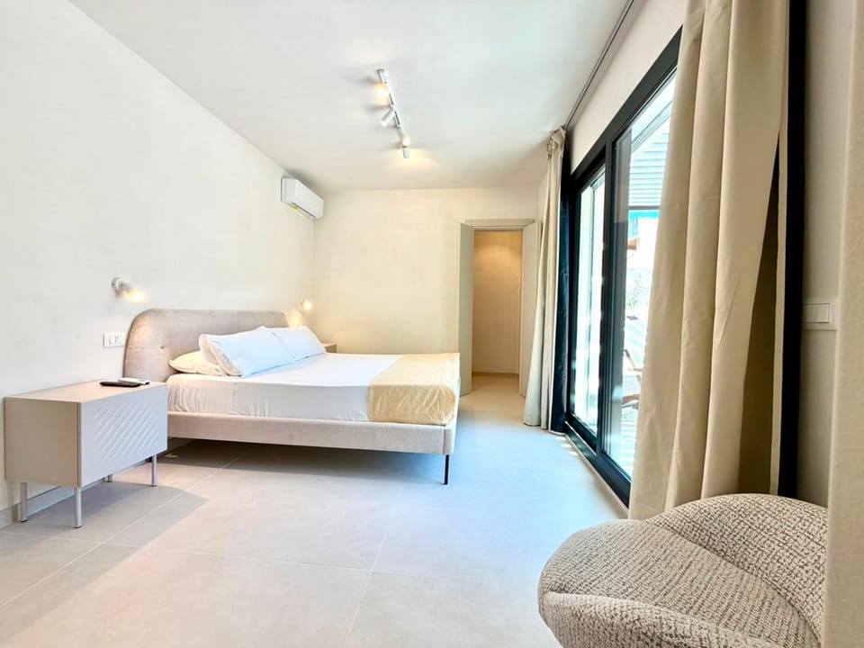 Bed, Photo of the whole room, Bedroom, air conditioner