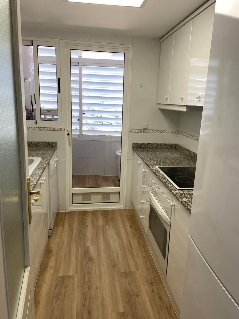 Kitchen or kitchenette, dishwasher, oven