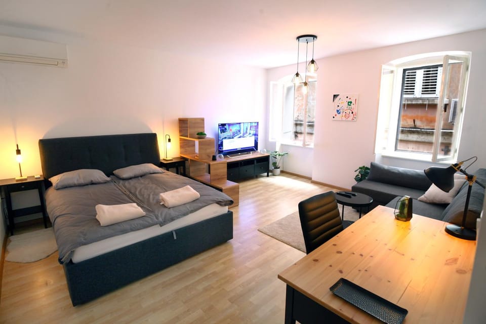 Bed, TV and multimedia, Living room, Seating area, Bedroom