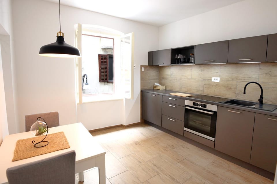Kitchen or kitchenette, Dining area, pet friendly, stove