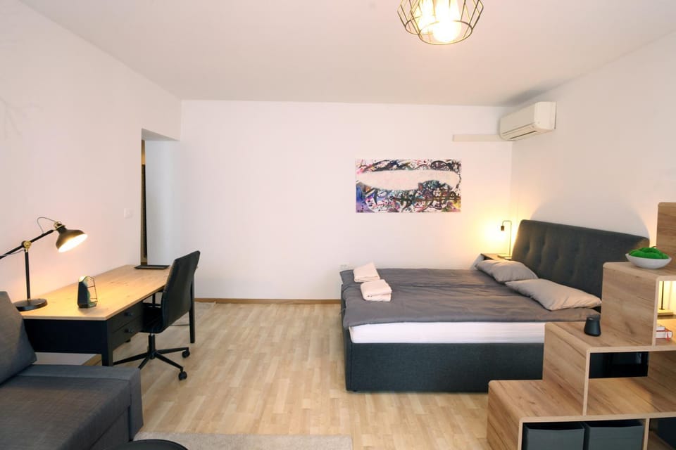 Bed, TV and multimedia, Living room, Photo of the whole room, Seating area, Bedroom, air conditioner