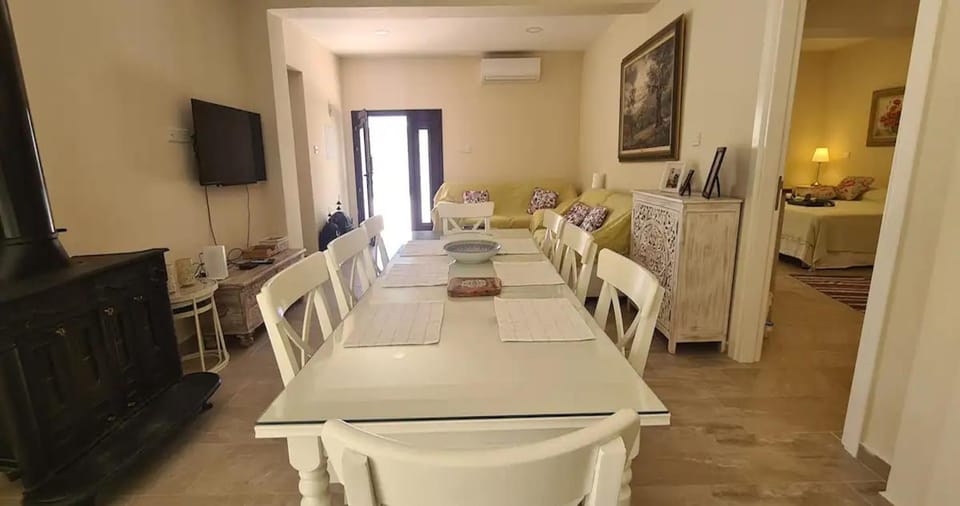 Communal lounge/ TV room, TV and multimedia, Living room, Seating area, Dining area, Evening entertainment