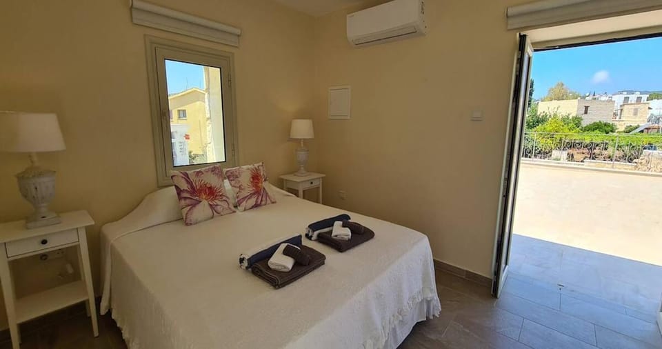 Bed, Photo of the whole room, Bedroom, air conditioner