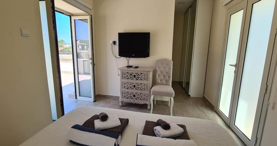 Bed, TV and multimedia, Photo of the whole room, Bedroom, air conditioner