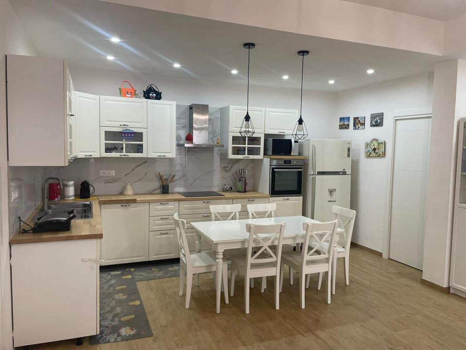 Kitchen or kitchenette, Dining area, oven, stove