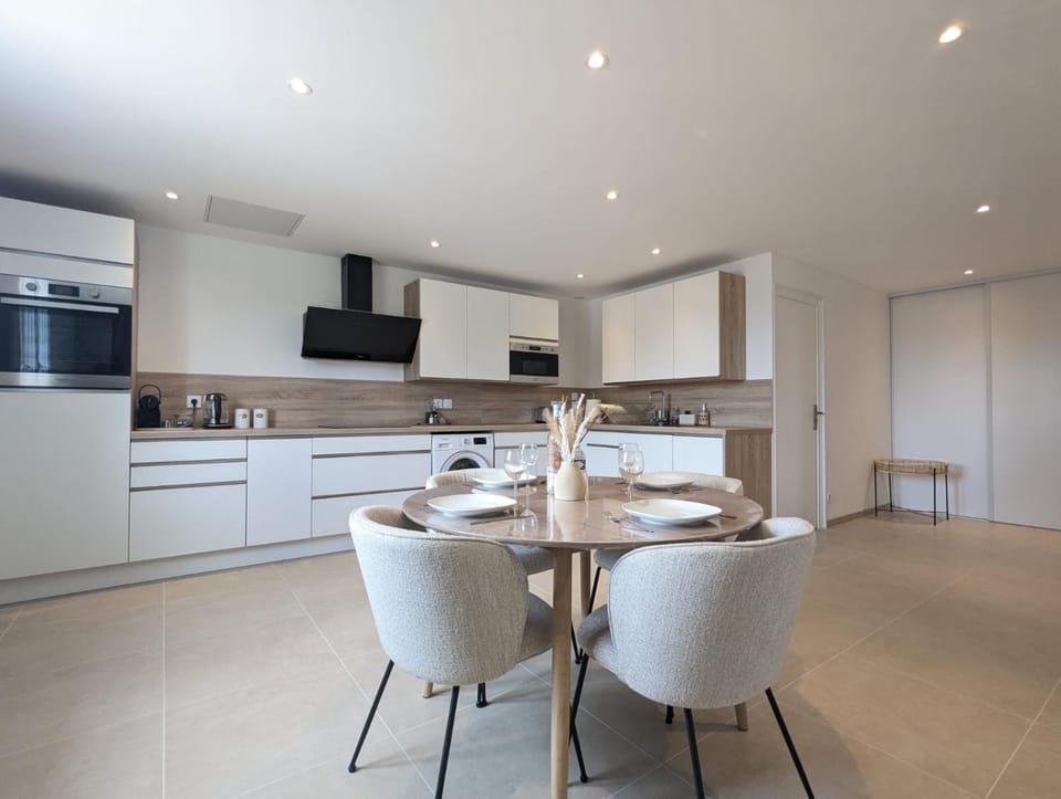 Dining area, dishwasher, oven, stove, washing machine
