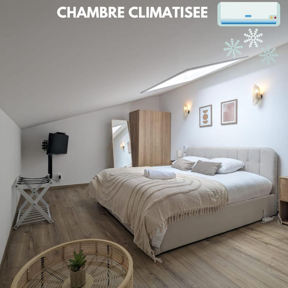 Bedroom, air conditioner