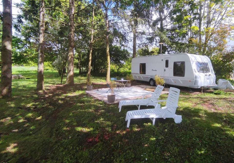 Property building, Natural landscape, Garden, Balcony/Terrace