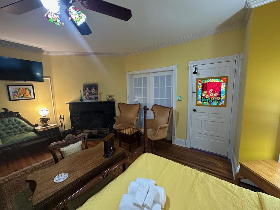 Bed, TV and multimedia, Seating area, fireplace