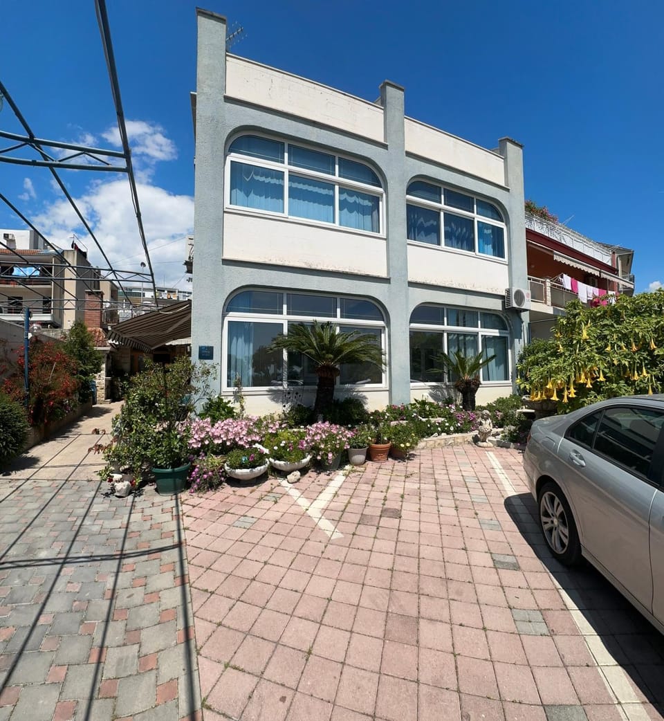 Property building, Day, Neighbourhood, Parking