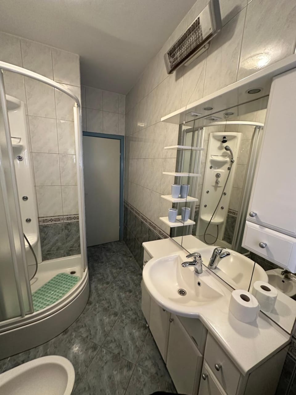 Shower, Toilet, Bathroom, towels