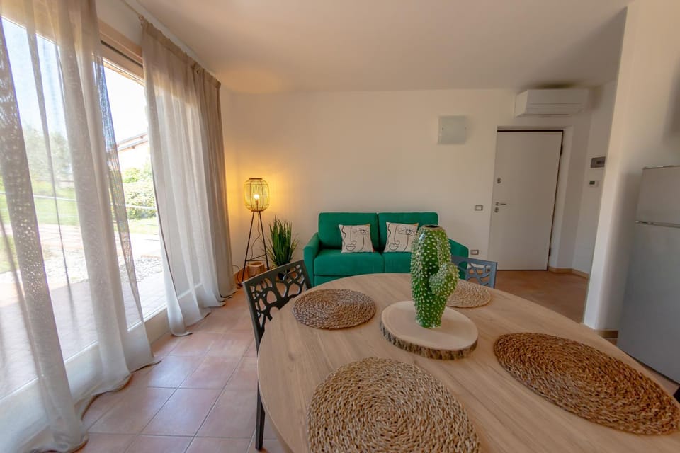 Living room, Dining area, air conditioner