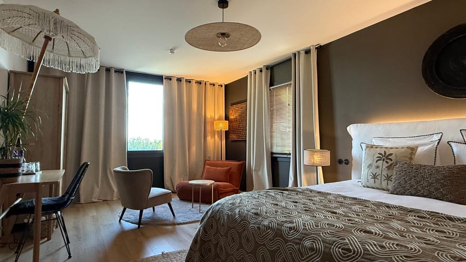 Bed, Photo of the whole room, Seating area