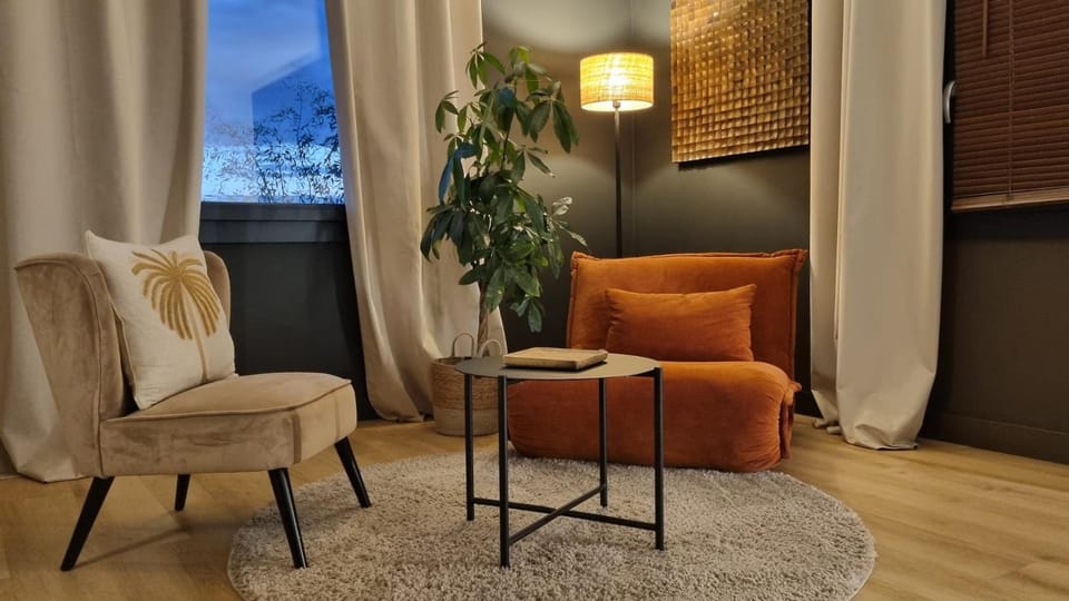 Photo of the whole room, Seating area